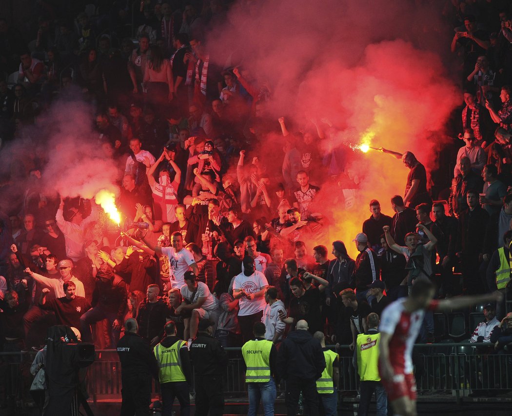 Fanoušci Slavie slaví na stadionu Bohemians