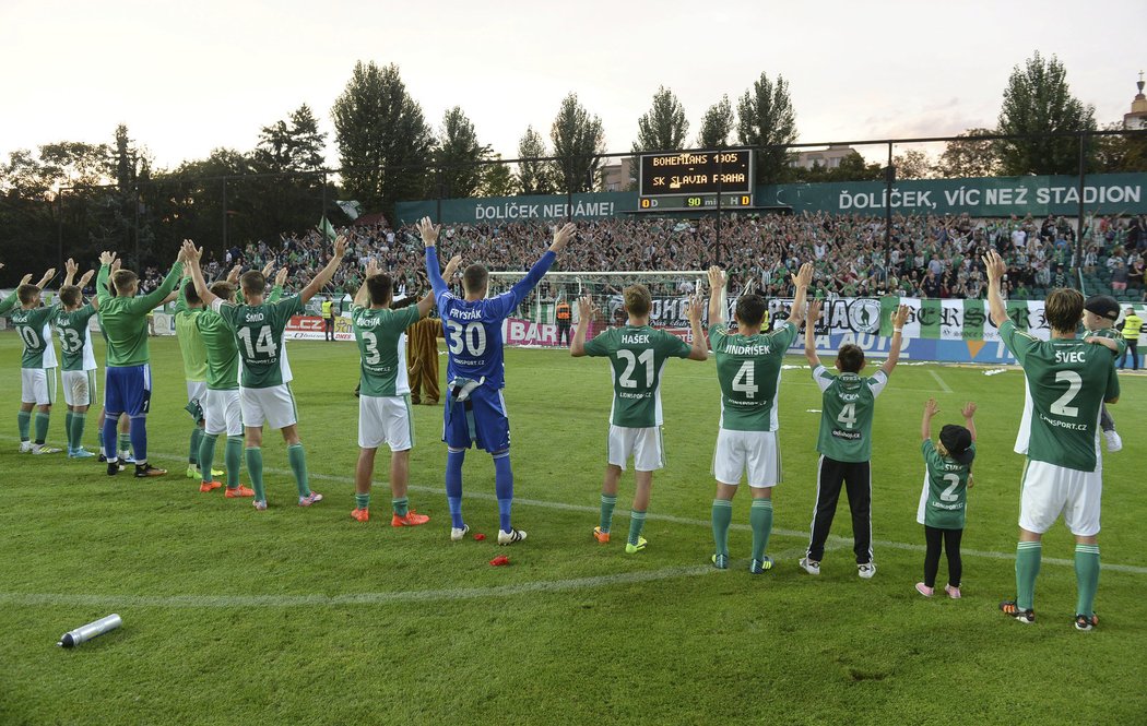 Fotbalisté Bohemians slaví s fanoušky po remíze se Slavií