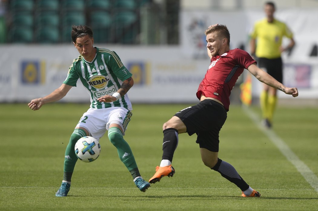 Antonín Vaníček z Bohemians a Martin Frýdek ze Sparty v souboji o míč