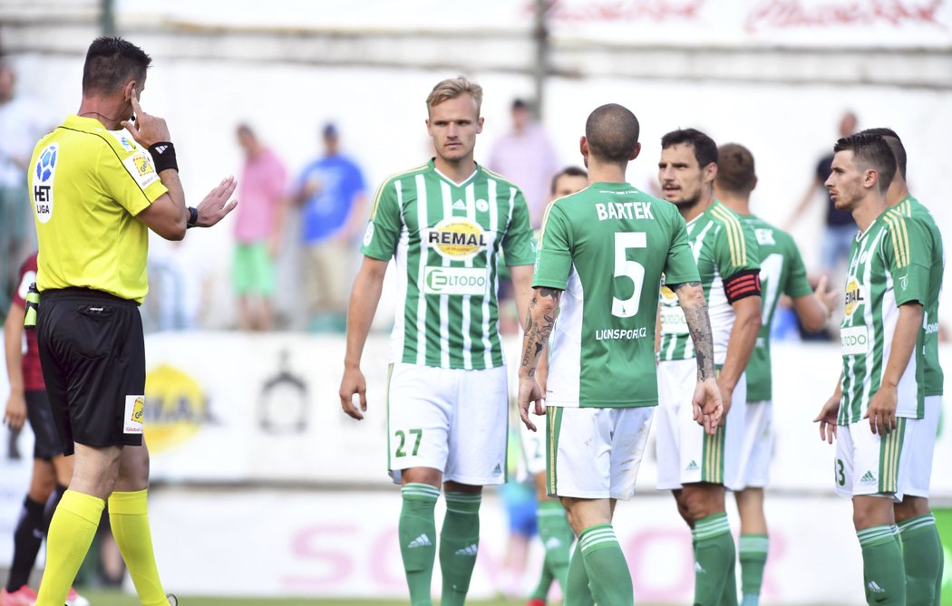 Rozhodčí Pavel Franěk odvolal nařízenou penaltu proti Bohemians po konzultaci s videorozhodčím