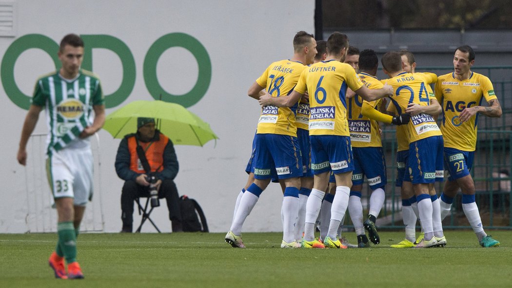 Fotbalisté Teplic slaví gól na stadionu Bohemians