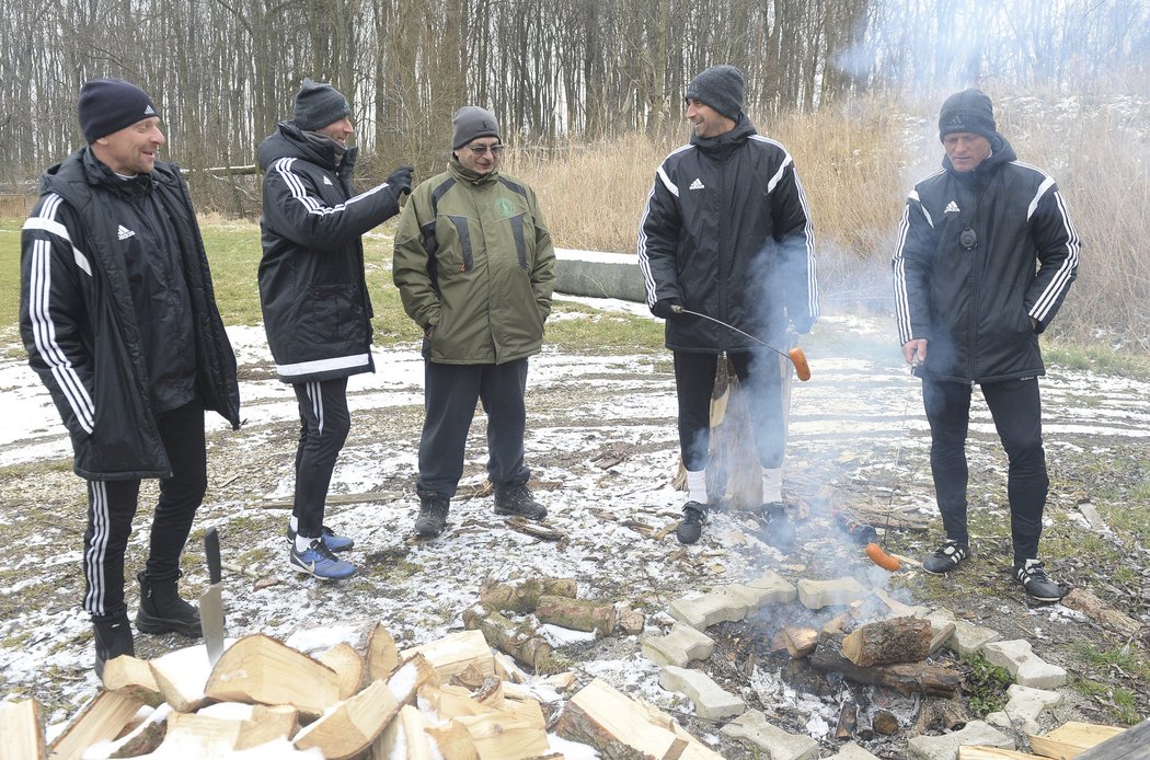 U ohniště se oslavuje v tréninkovém areálu Bohemians v Uhříněvsi po úspěšných zápasech