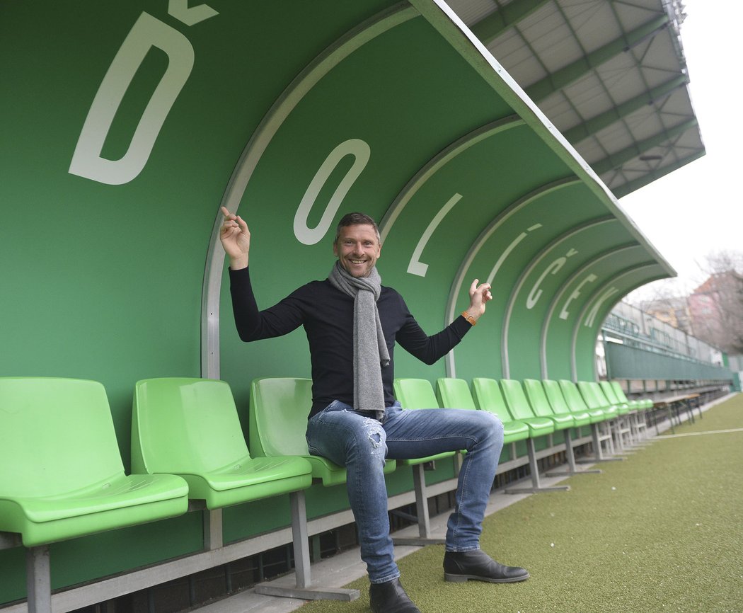Trenér Bohemians Martin Hašek u lavičky na stadionu v Ďolíčku