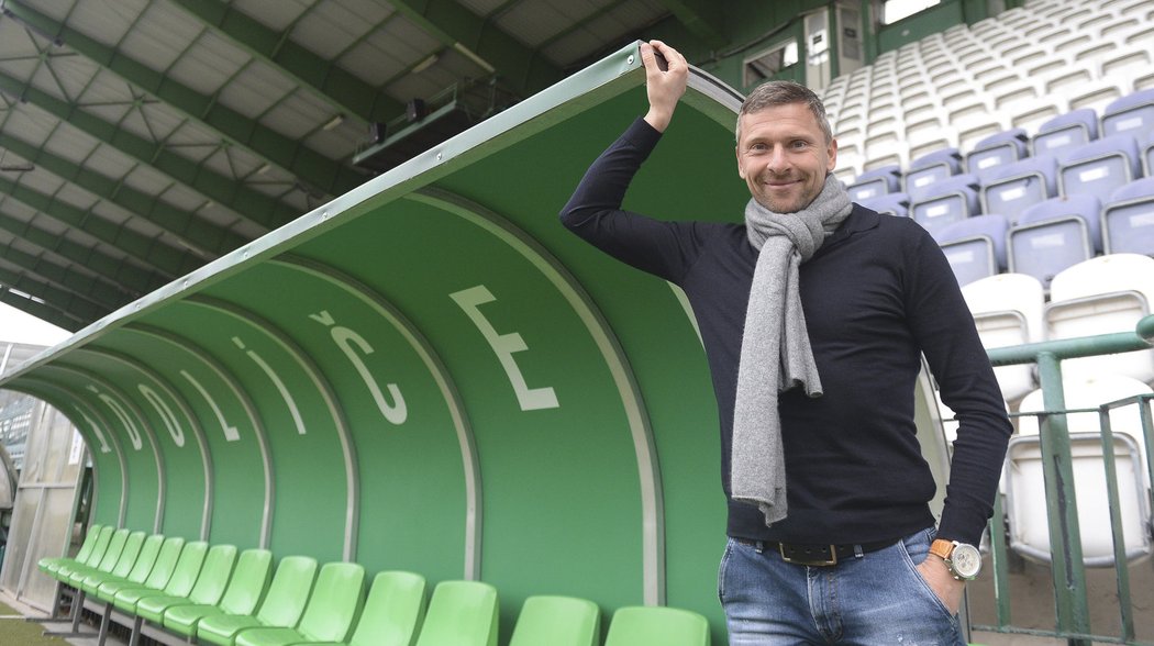 Trenér Bohemians Martin Hašek u lavičky na stadionu v Ďolíčku