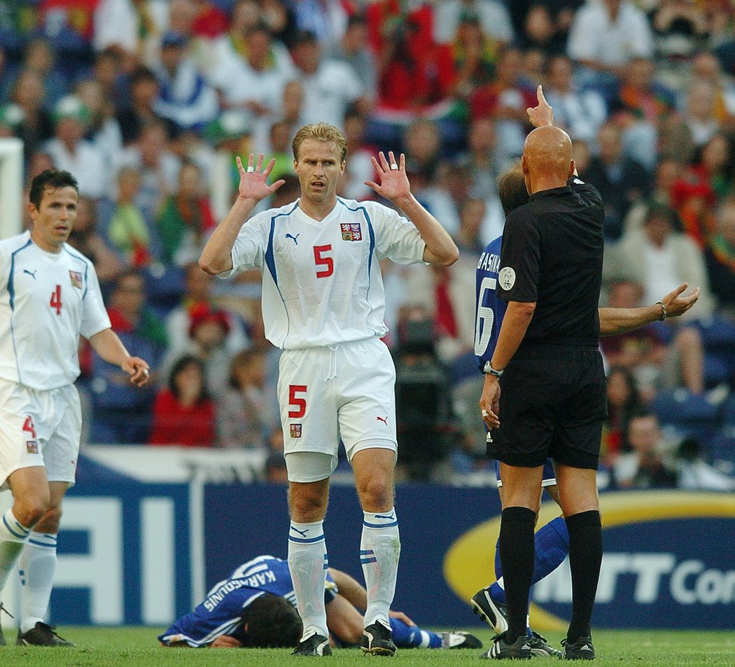 2004. Při semifinále s Řeckem se René Bolf snažil vysvětlit rozhodčímu Pierluigimu Collinovi, že jeho zákrok nebyl tolik ostrý.