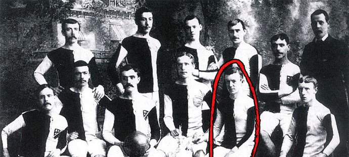 James Kenyon "Kenny" Davenport (v kroužku) se zapsal do historie jako střelec prvního ligového gólu