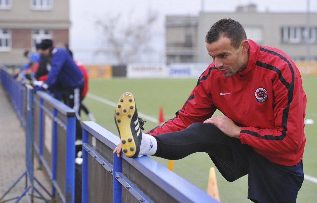 Erich Brabec si na trénink oblékl vybavení, které nosil ve Spartě. Zkušený stoper má ale blízko k angažmá v Bohemians 1905