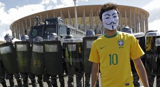 Fotbal je drahý, stěžovali si Brazilci. Schytali dávku slzného plynu