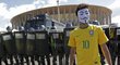 Před začátkem fotbalového Poháru FIFA protestovaly stovky Brazilců proti příliš vysokým nákladům na pořádání turnaje i mistrovství světa v příštím roce