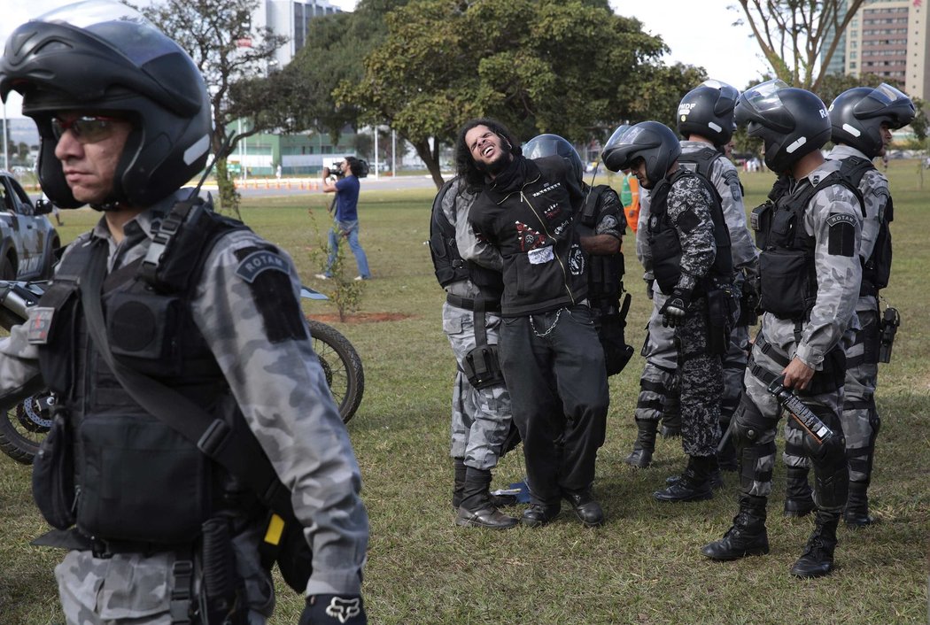 Jeden ze zadržených protestujících před stadinem v Brasílii