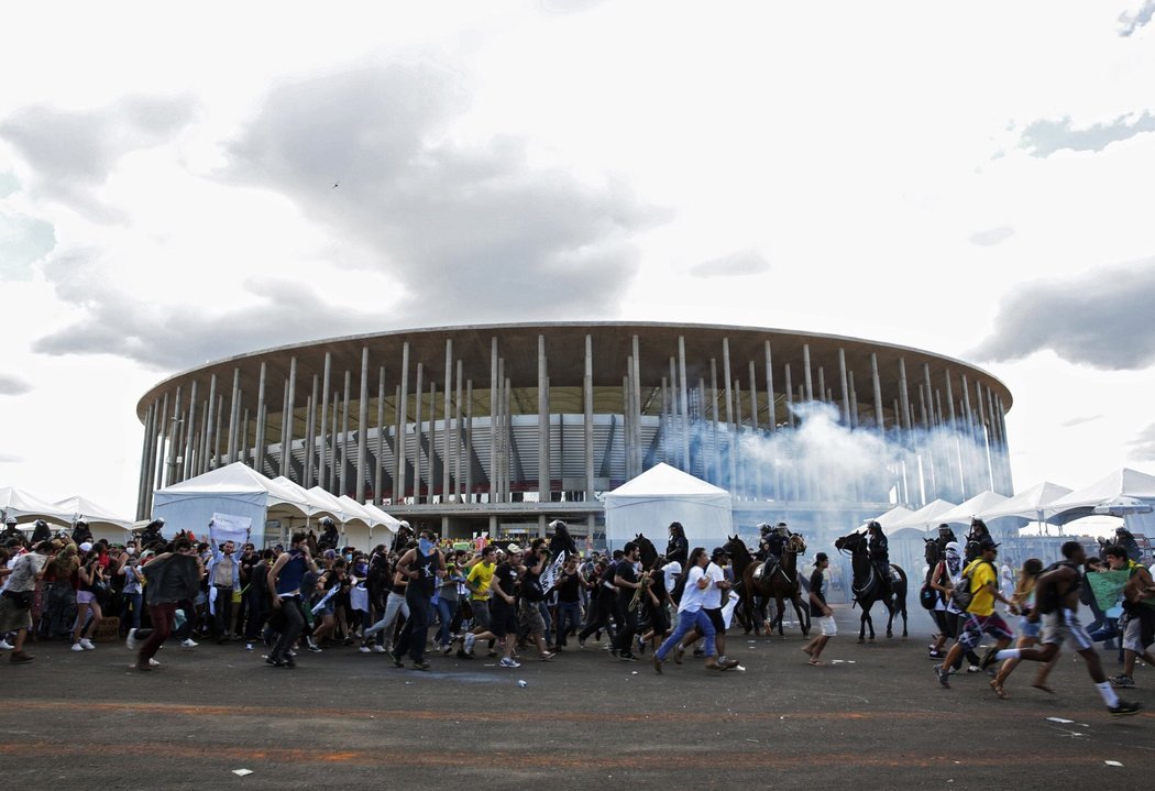 Před stadionem v Brasílii bylo před úvodním zápasem Poháru FIFA rušno