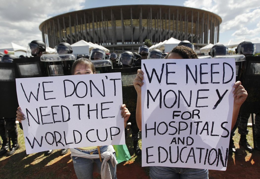 Vzkaz od protestujících: Nepotřebujeme mistrovství světa, ale nemocnice a vzdělání