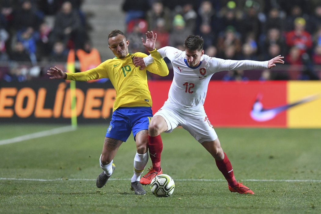 Lukáš Masopust v souboji o míč s Brazilcem Evertonem.