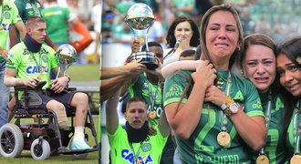 Slzy, dojetí a bolest! Přeživší fotbalisté Chapecoense pozvedli trofej pro šampiony