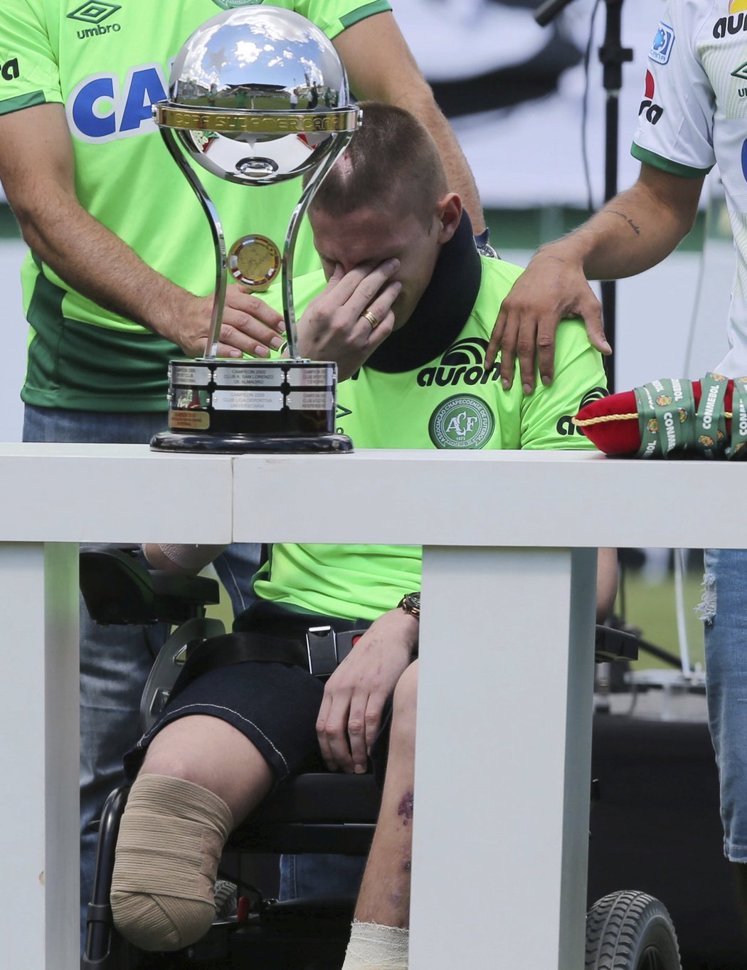 Přeživší fotbalisté Chapecoense přebrali pohár pro vítěze Jihoamerického poháru.