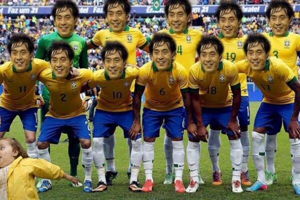Na týmové fotografii Brazilců nechybí ani japonský rozhodčí
