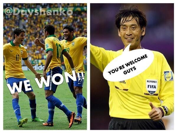 Brazilští fotbalisté se radují z vítězství. Nemáte zač, děkuje jim rozhodčí po zápase s Chorvatskem.