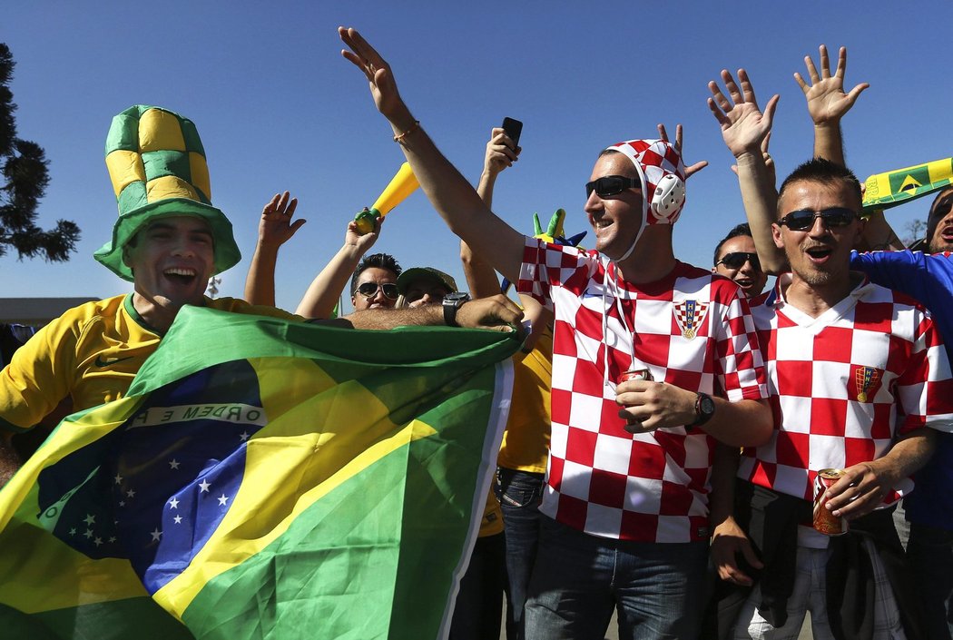 Fanoušci Brazílie a Chorvatska se zdraví před úvodním zápasem MS ve fotbale