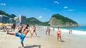 Legenda a matka všech pláží se nachází v Rio de Janeiru. Měří přes čtyři kilometry a je kromobyčejně fotogenická. Zásluhu na tom nemají jen půvabné Brazilky v bikinách, ale také skalnaté homole, které celou čtvrť města krásně rámují.
