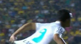 Nechutné! Brazilec držel sám sebe za dres, dostal stop na 6 zápasů