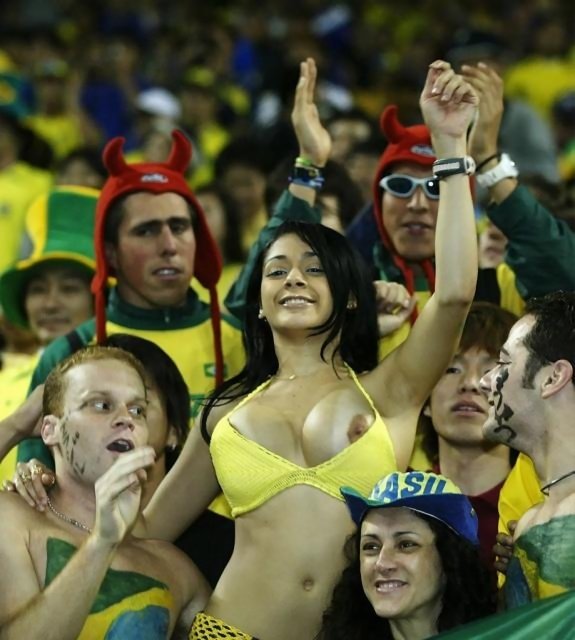Muži přestali sledovat dění na hřišti a sledovali, jak brazilská fanynka řádí v hledišti
