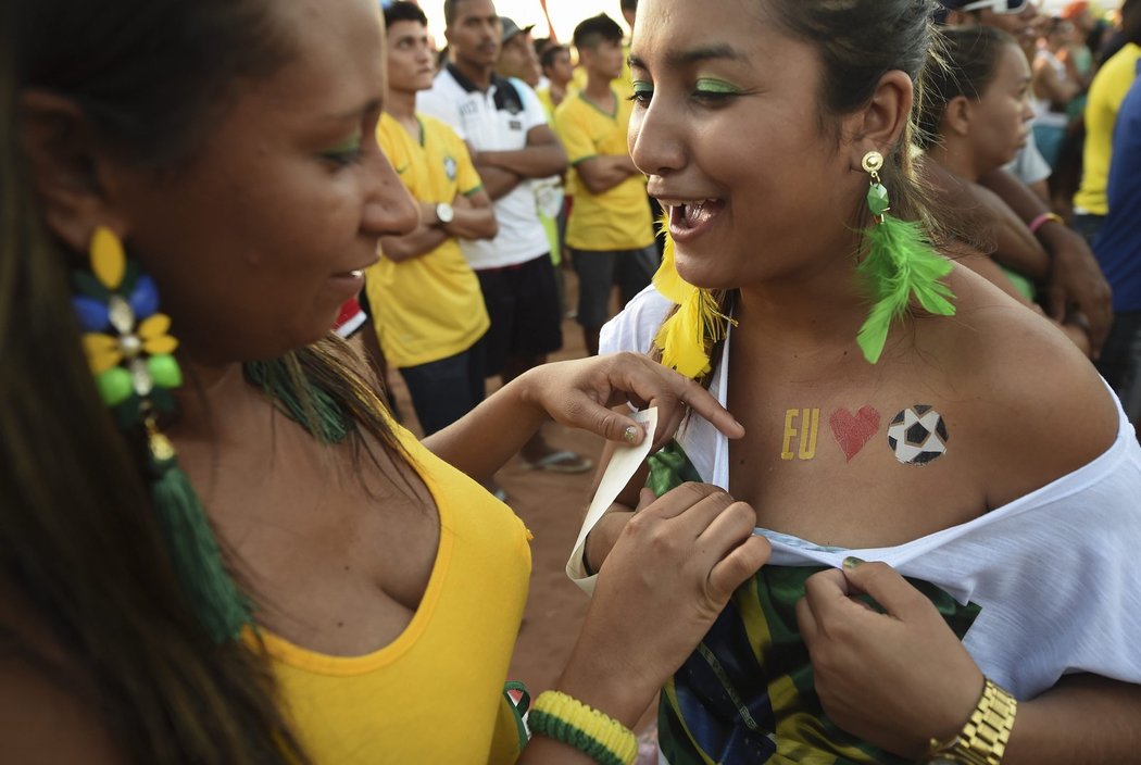 Brazilské fanynky patří zatím k největším ozdobám mistrovství světa ve fotbale