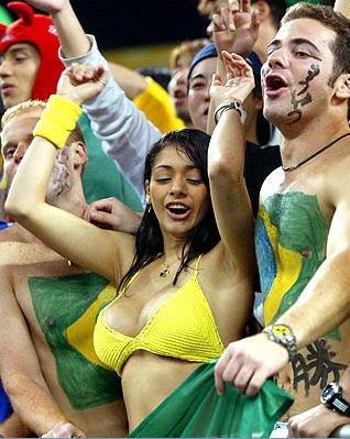 Brazilská fanynka to pořádně na tribuně v obklopení mužů rozjela