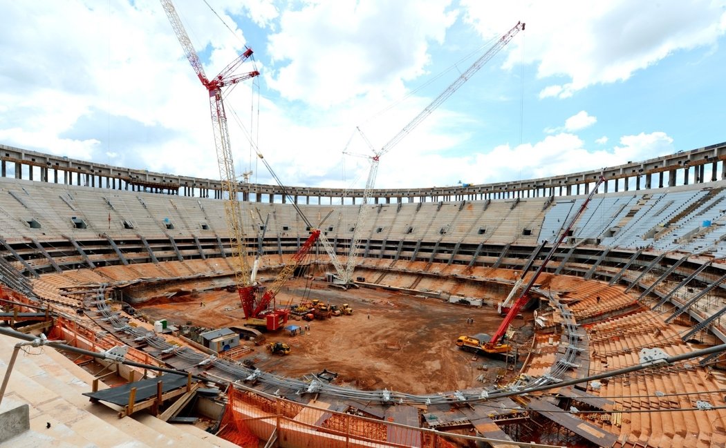 V Brasílii jsou ještě stavební práce v plném proudu, přitom měl být stadion už hotový