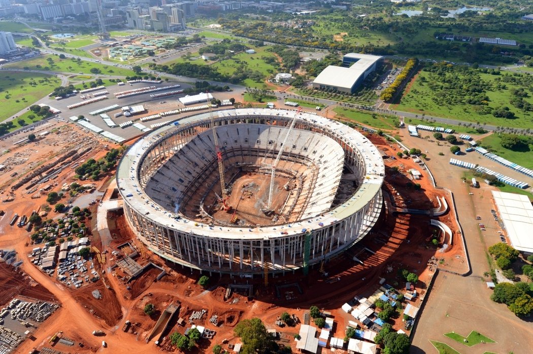 Tak vypadá zatím nedokončený stadion v Brasílii z leteckého  pohledu
