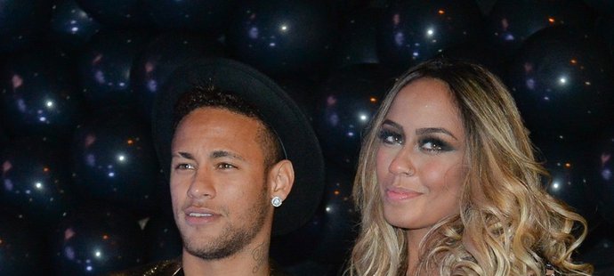 Fotbalista Neymar na narozeninové oslavě sestry Rafaelly (vpravo).