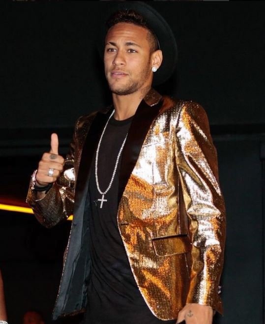 Neymar ignoroval dress code, který měl být na téma Walt Disney.