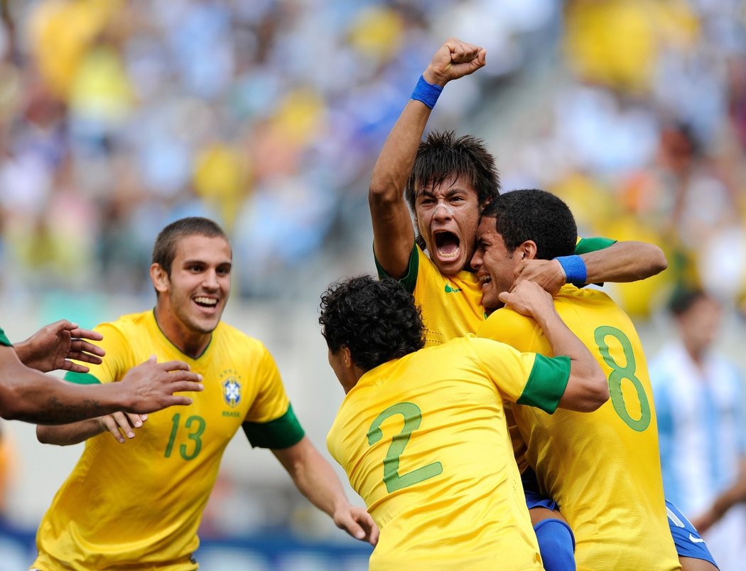 Neymar se raduje ze vstřelené branky v brazilské reprezentacei
