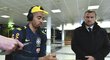 Hvězdný Gabriel Jesus rozdává podpisy na pražském letišti