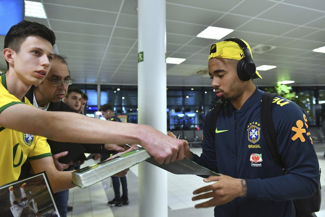 Hvězdný Gabriel Jesus rozdává podpisy na pražském letišti