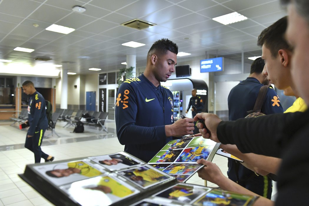 Při volání lovců autogramů se zastavil záložník Realu Madrid Casemiro