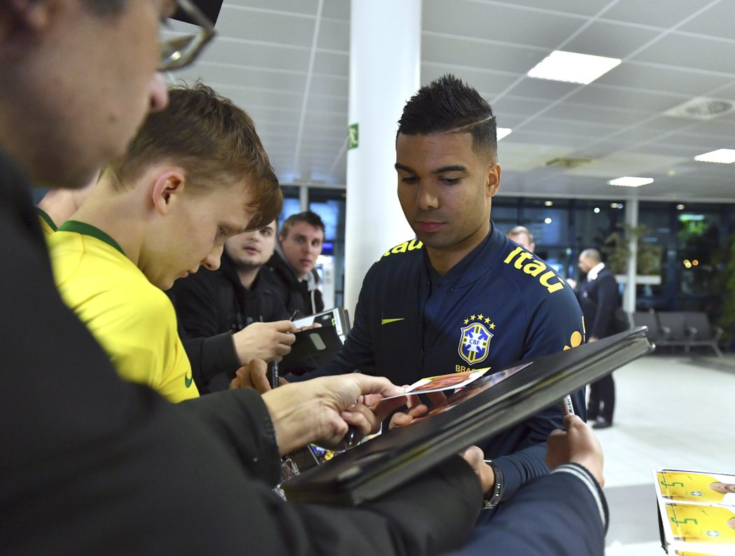 Při volání lovců autogramů se zastavil záložník Realu Madrid Casemiro