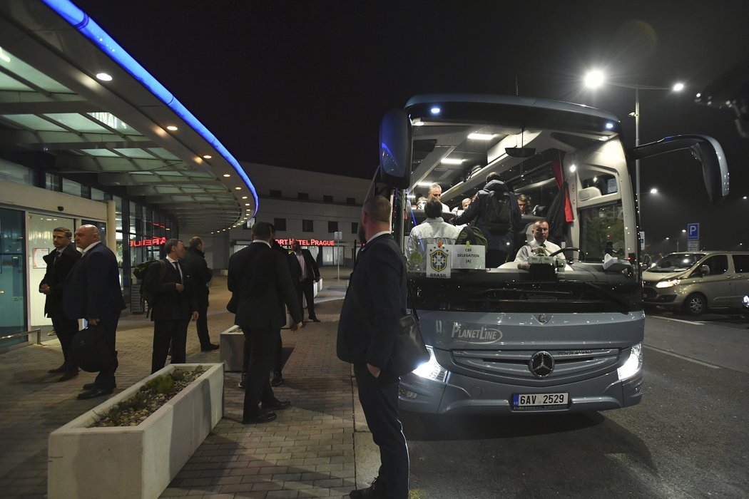 Dlouhá noc pro Brazilce končí. Po přesunu z Portugalska míří autobusem do pražského hotelu.