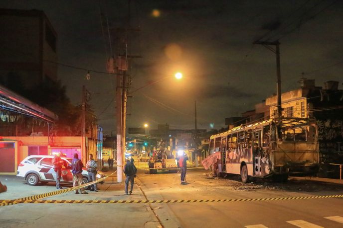 Dvě desítky zapálených autobusů a vyrabovaný obchod jsou výsledkem násilností způsobených rozlícenými Brazilci po zdrcující prohře jejich týmu v semifinále světového šampionátu s Německem. 