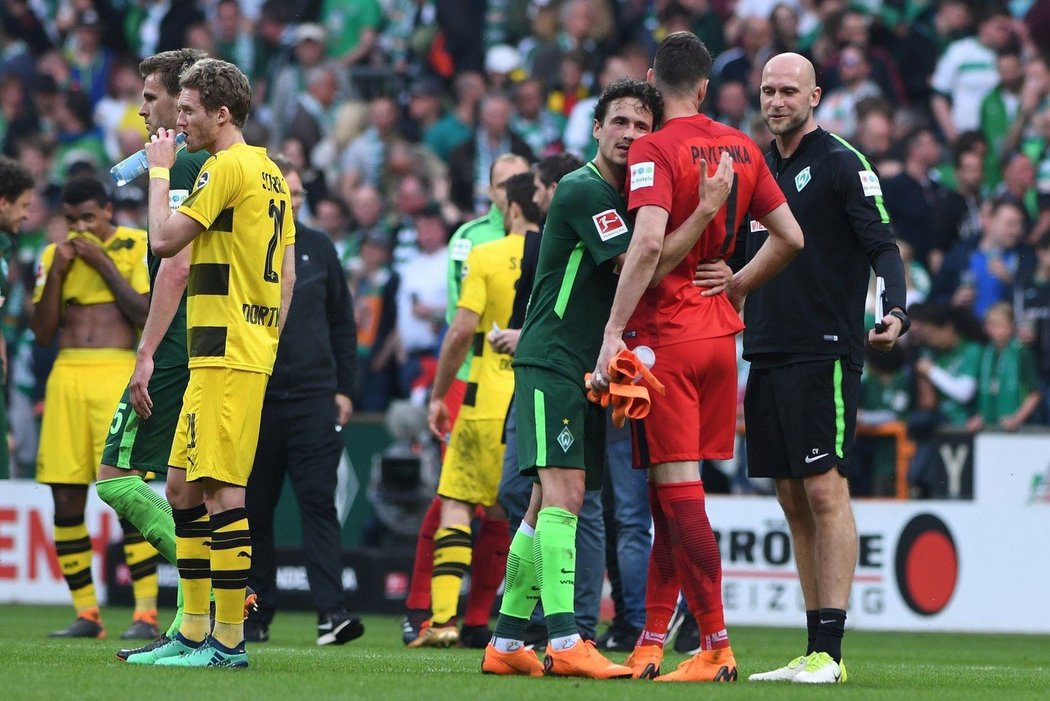 Fotbalisté Brém věděli, komu děkovat po remíze s Dortmundem. Hráčem utkání byl jednoznačně Jiří Pavlenka.