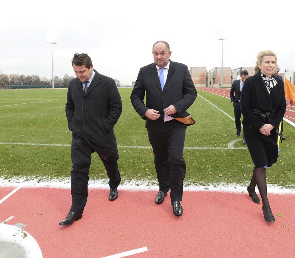 Poradce Karel Březiny (vlevo) i šéfa FAČR Miroslava Pelty (uprostřed) se dotýká dotační kauza, kvůli které ministryně školství Kateřina Valachová pozastavila vyplácení podpory pro sport