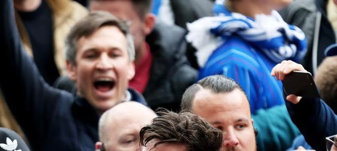 Kapitán Brightonu Lewis Dunk slaví s fanoušky postup do Premier League