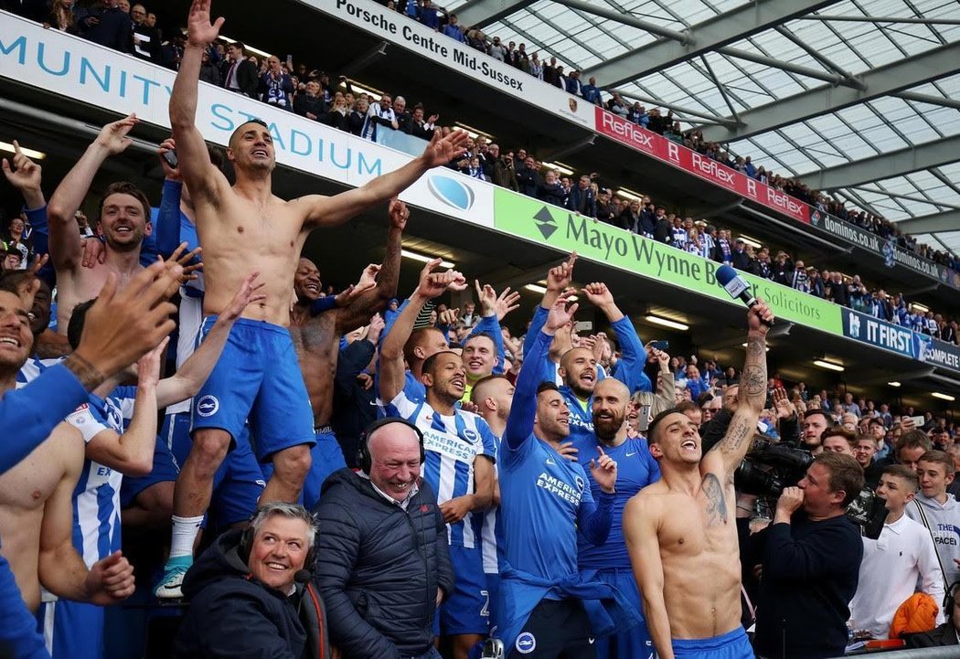 Je to jisté! Fotbalisté Brightonu slaví postup do Premier League.