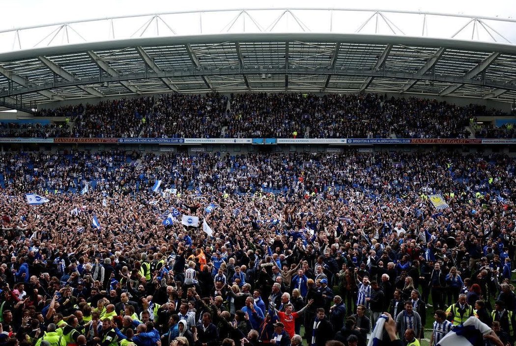 Fanoušci Brightonu zaplnili při oslavách celýtrávník