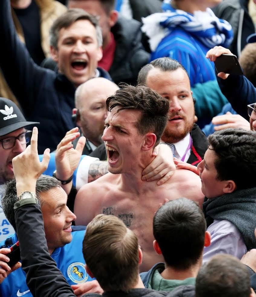 Kapitán Brightonu Lewis Dunk slaví s fanoušky postup do Premier League