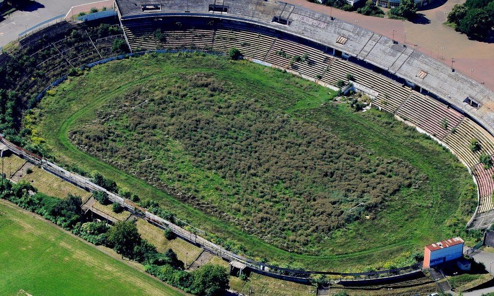 Stadion, který hostil na českém poměry obří fotbalové návštěvy, jen chátrá. Pohled na Lužánky z roku 2010