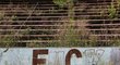Fotbalový stadion Za Lužánkami v Brně zarůstá jako nepoužívaná ruina