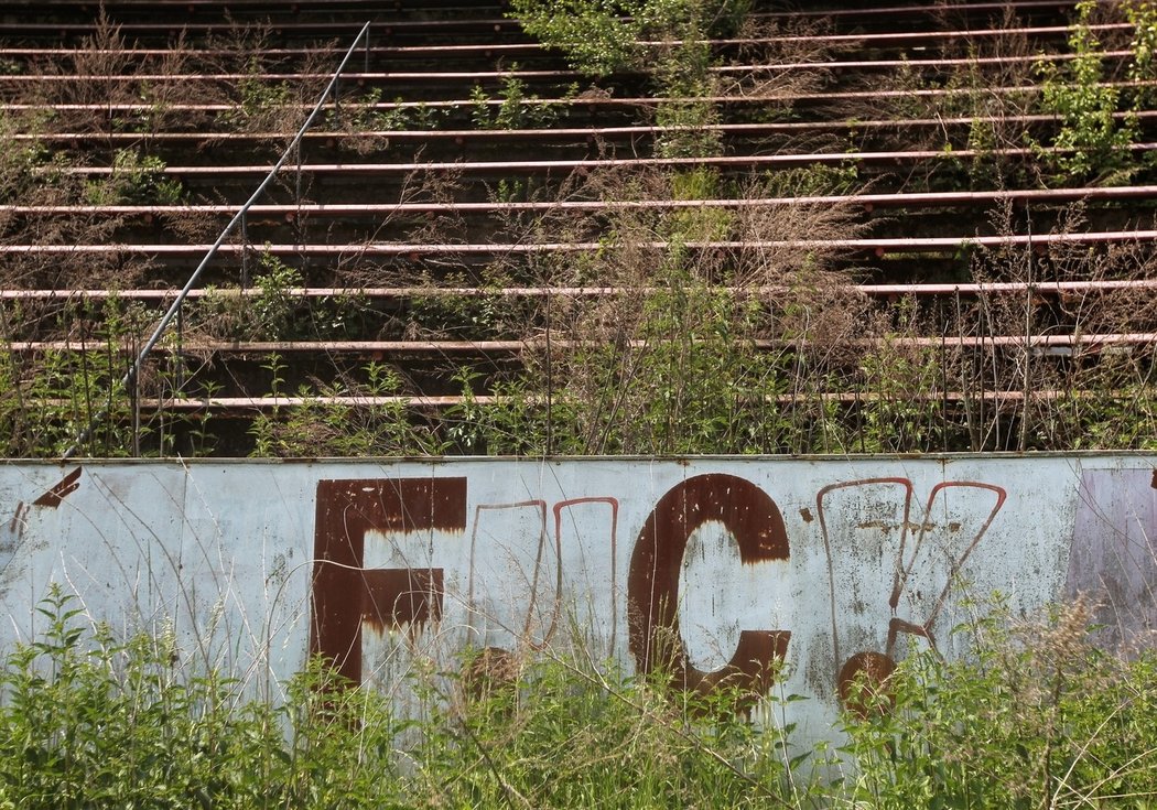 Fotbalový stadion Za Lužánkami v Brně zarůstá jako nepoužívaná ruina