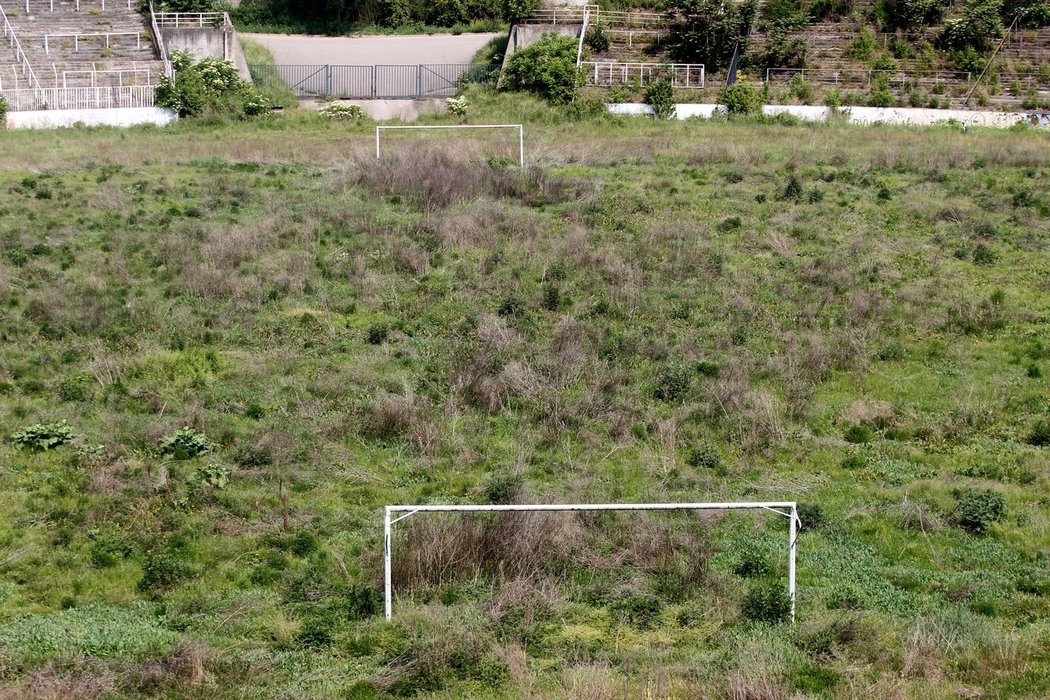 Tady se už fotbal hrát nedá. Na hřišti stadionu Za Lužánkami zbyly jen brankové konstrukce.