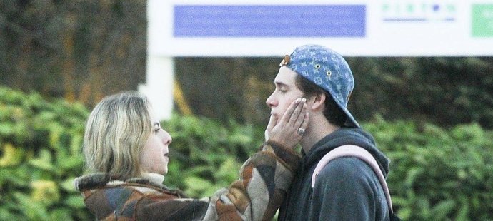 LEDEN:  Fotografové zachytili Brooklyna Beckhama s Anais Gallagherovou, dcerou slavného člena skupiny Oasis Noela Gallaghera. Několikrát se objali a vyměňovali si úsměvy od ucha k uchu.