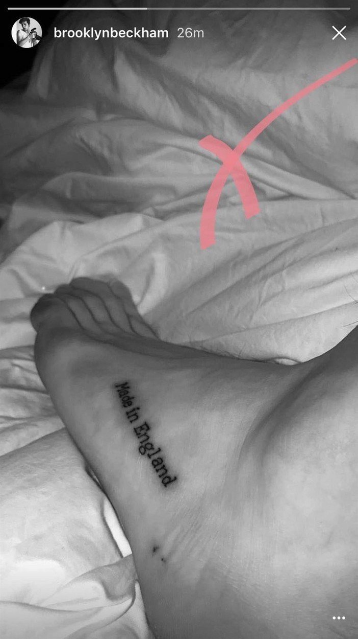 SRPEN: Prohlédněte si nové tetování, kterým se pochlubil Brooklyn Beckham na Instagramu. Na své noze hlásí, že byl vyroben v Anglii (Made In England).